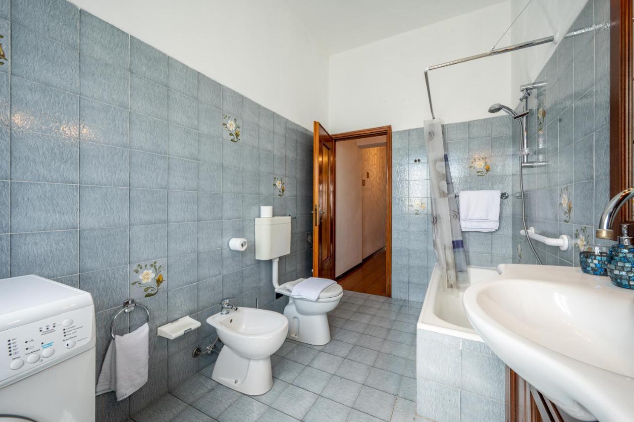 Lake View Apartment With Balcony And Parking - Larihome A25 Джера Ларио Екстериор снимка