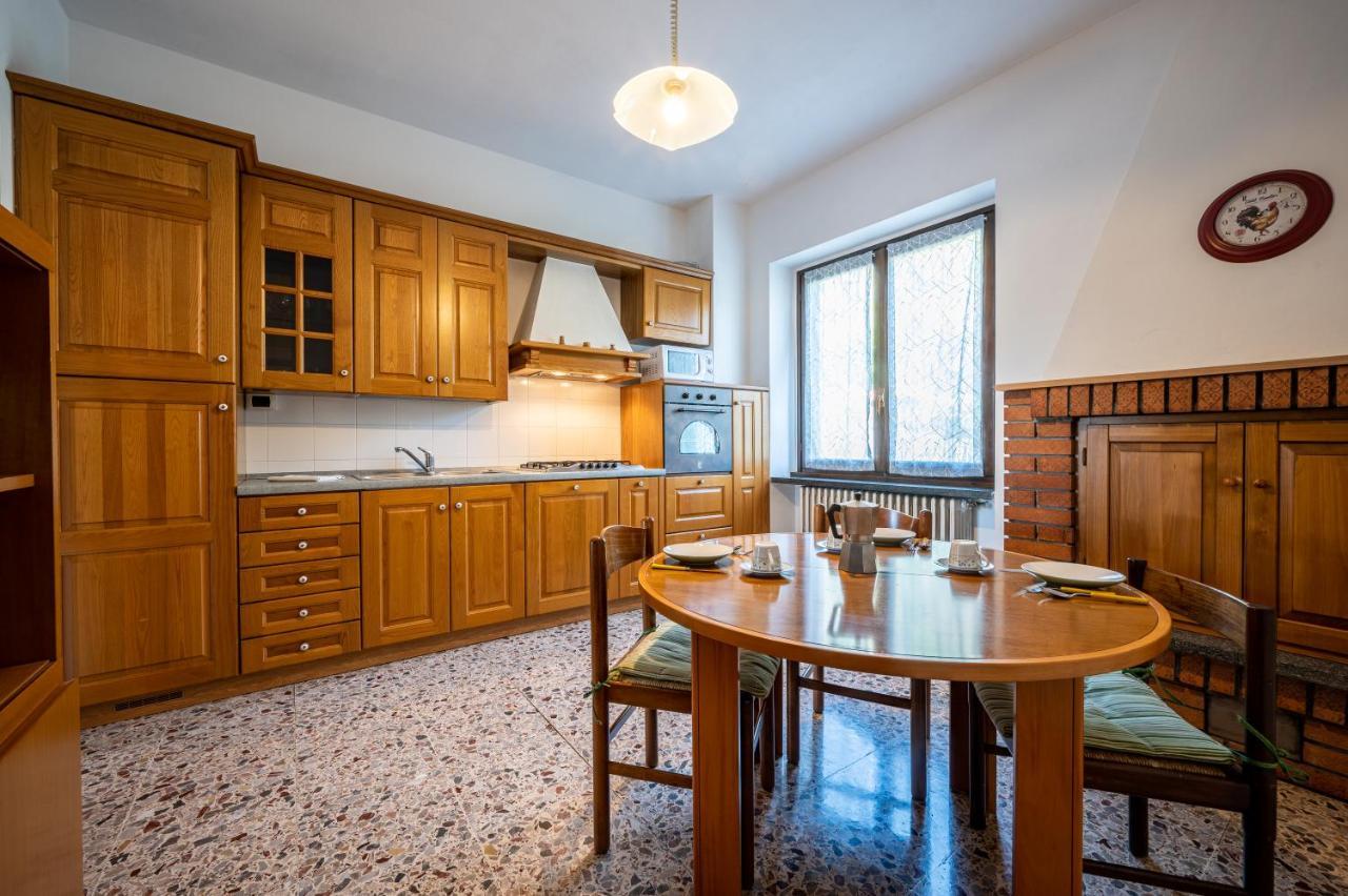Lake View Apartment With Balcony And Parking - Larihome A25 Джера Ларио Екстериор снимка